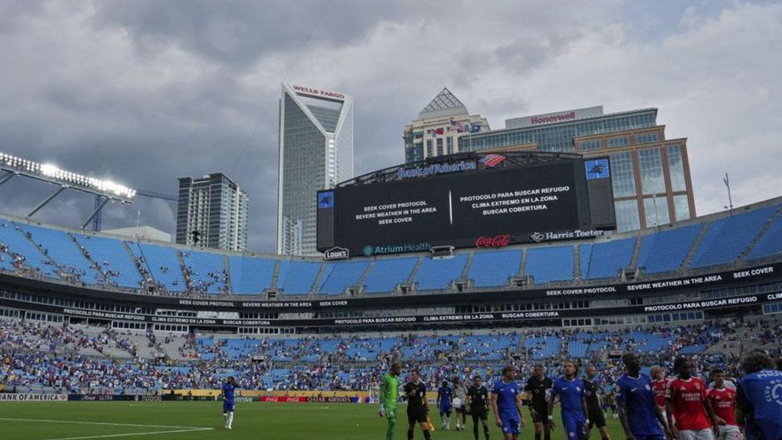 Los jugadores del Chelsea y Benfica abandonan el campo. | Efe