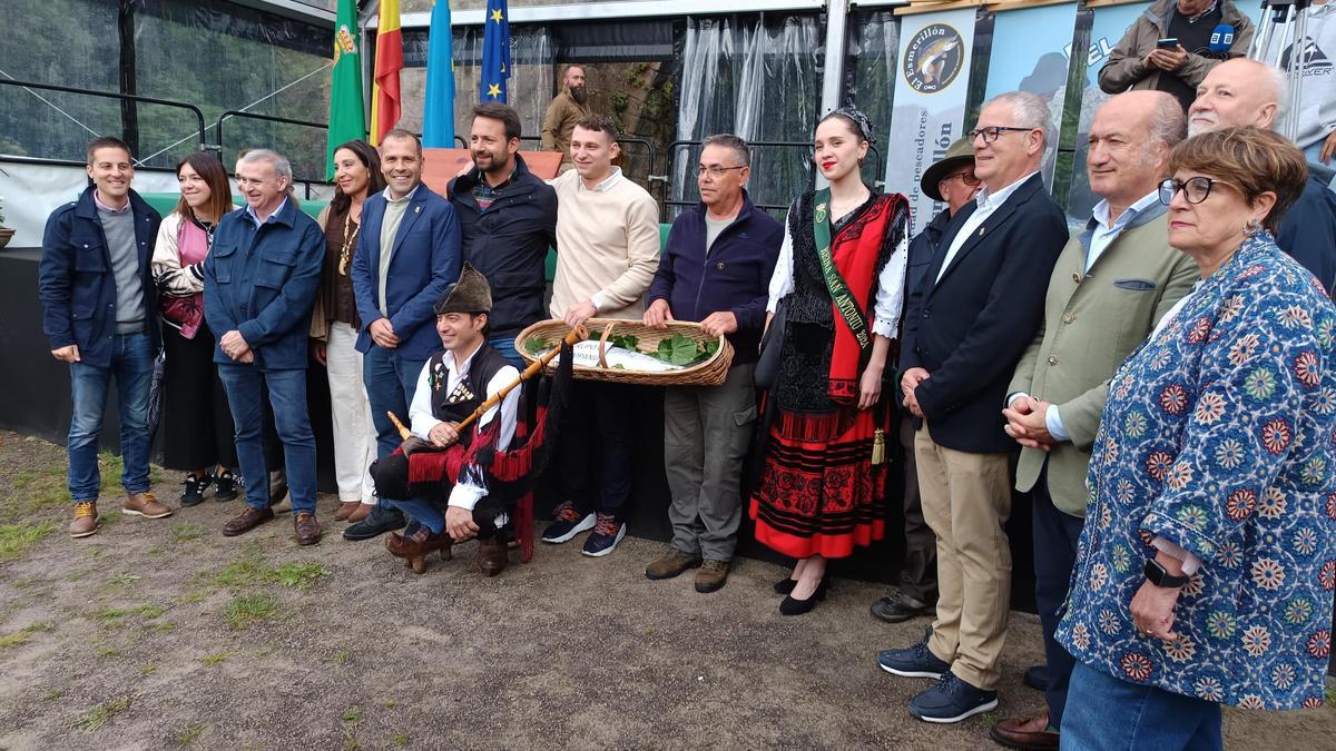 Álvaro Queipo y otros dirigentes políticos, junto a la Reina de las fiestas de San Antoniu 2024, el comprador del campanu y el pescador que lo capturó.