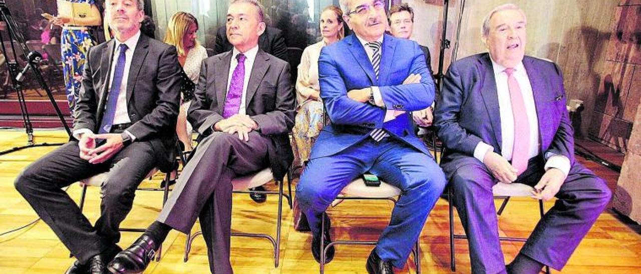 Por la izquierda, Fernando Clavijo, Paulino Rivero, Román Rodríguez y Jerónimo Saavedra, expresidentes de Canarias en la toma de posesión de Torres.