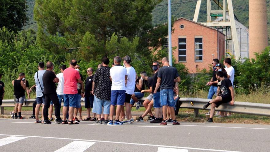 Foto d&#039;arxiu de treballadors de Montajes Rus concentrats davant de la mina de Vilafruns el juny passat