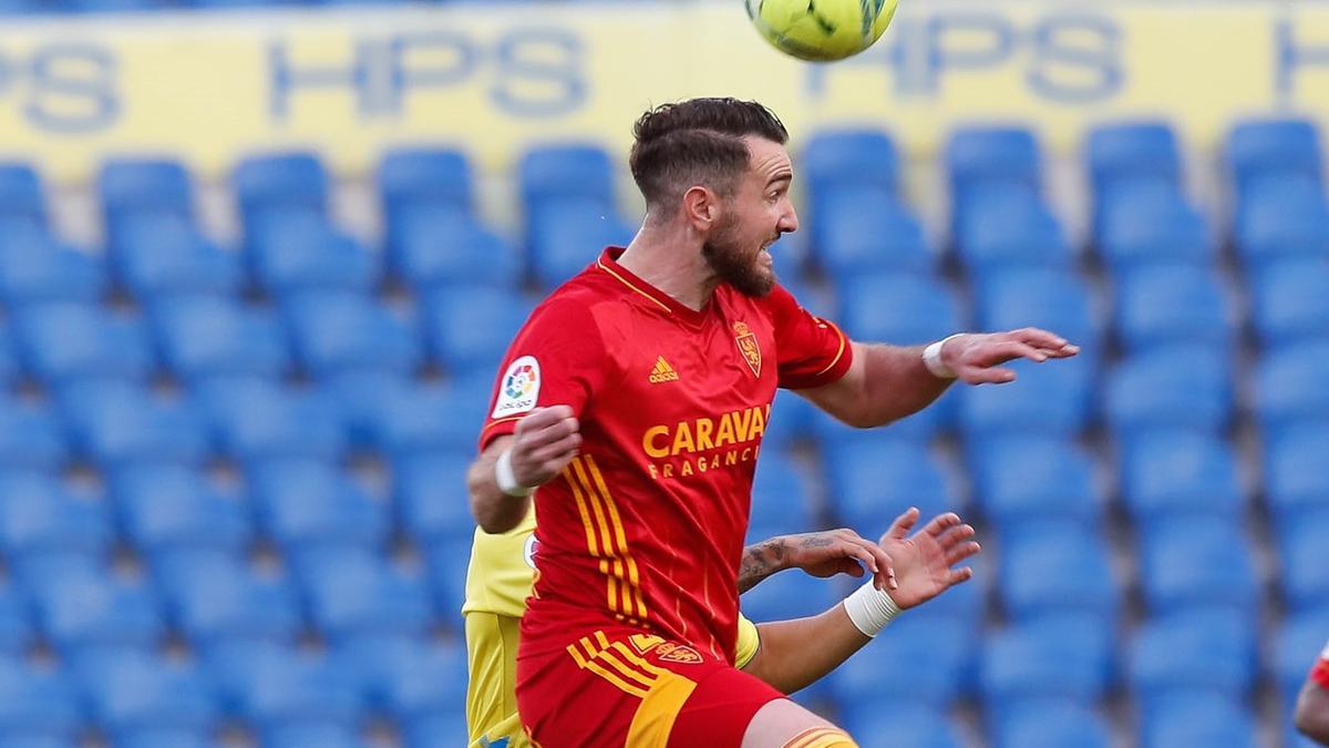 Peybernes gana un balón por alto en el partido de Las Palmas.