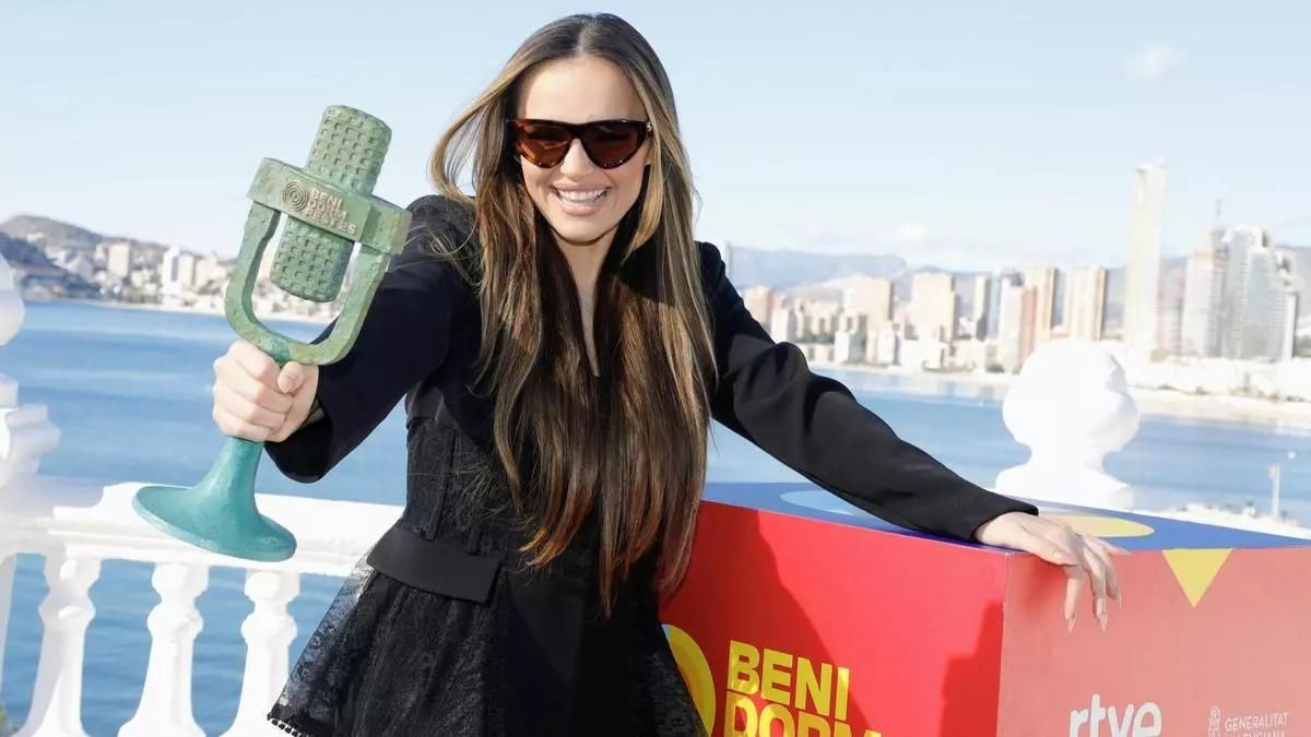 Melody con el micrófono de bronce después de ganar el Benidorm Fest.