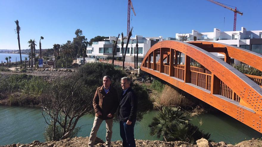 Elías Bendodo y José María García Urbano, junto al puente sobre el río Guadalobón.