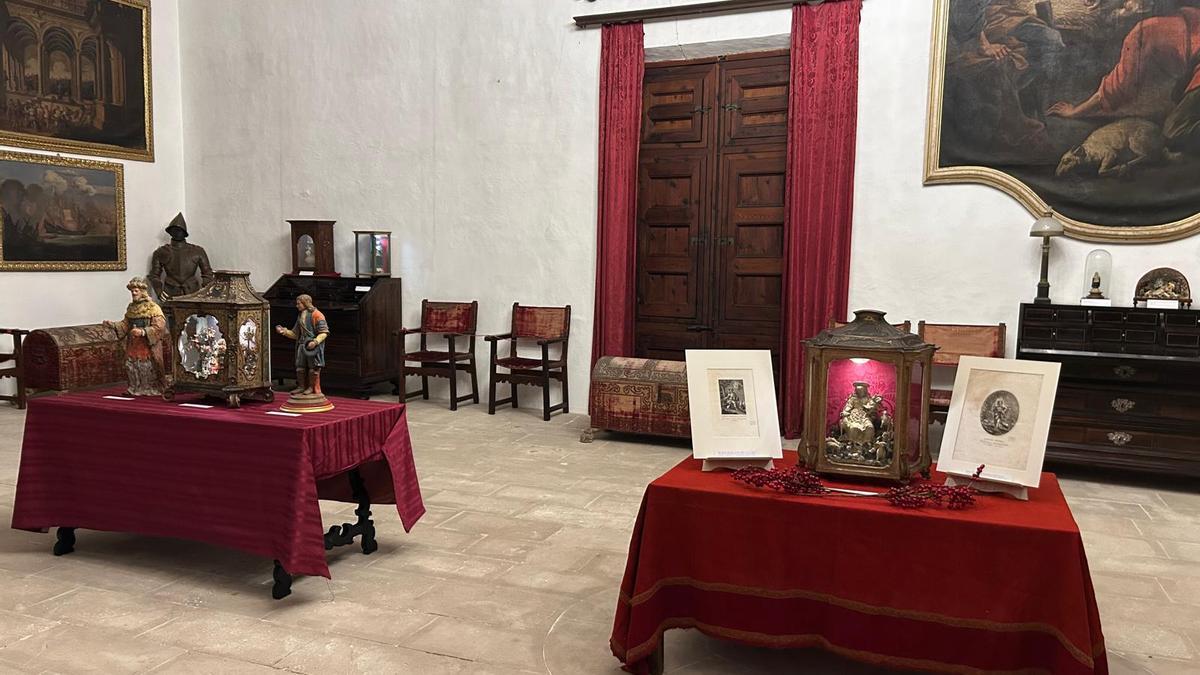 Interior de Can Vivot, donde se muestran las figuras de cerámica.