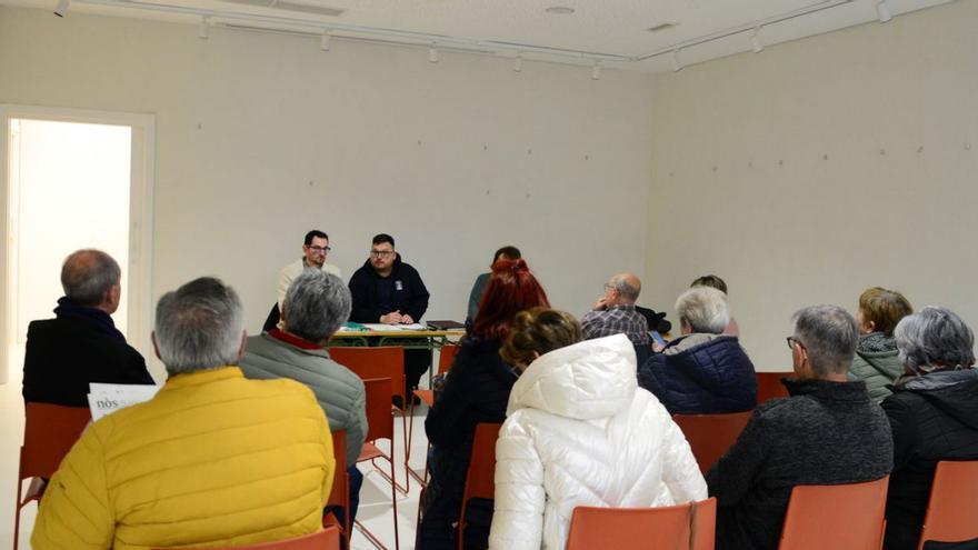 Tonio Nogueira (centro), en la asamblea celebrada el viernes en el Concello Vello. | Gonzalo Núñez