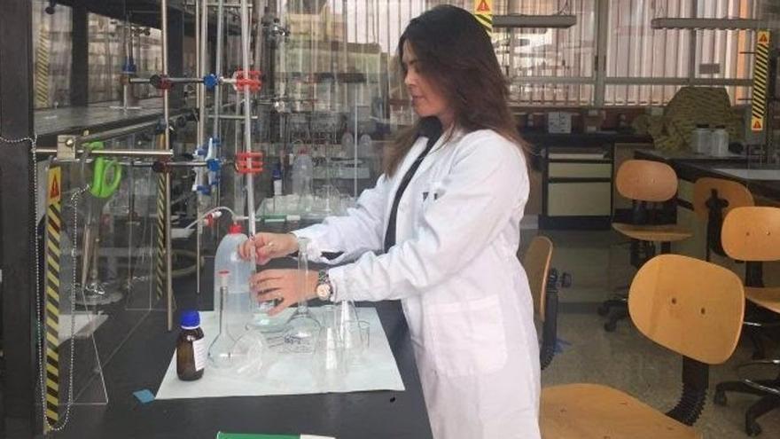 Imagen de la investigadora de la UMA, María Cruz López Escalante, en el laboratorio.