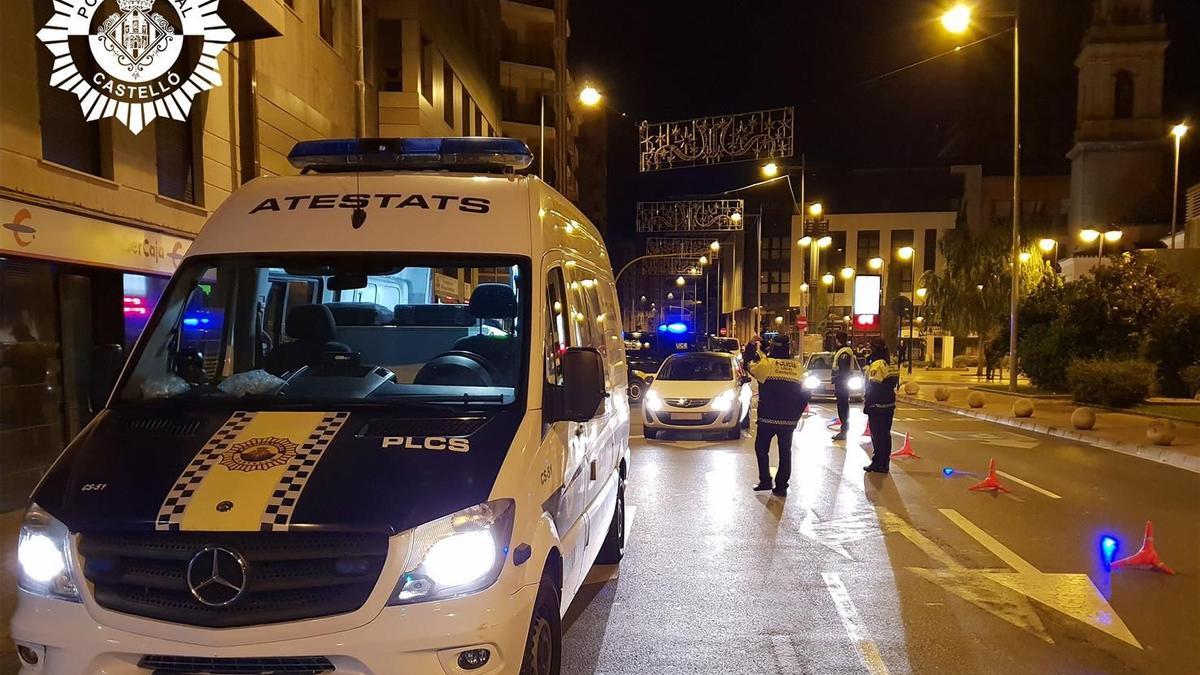 Agentes municipales hacen un control de alcoholemia en la capital en imagen de archivo.