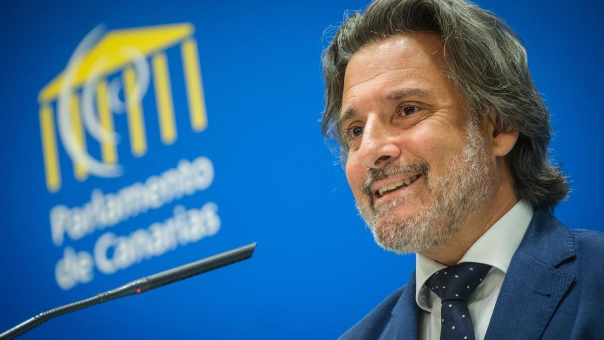 Gustavo Matos, con el logo oficial del Parlamento, durante la rueda de prensa del 20 de mayo.