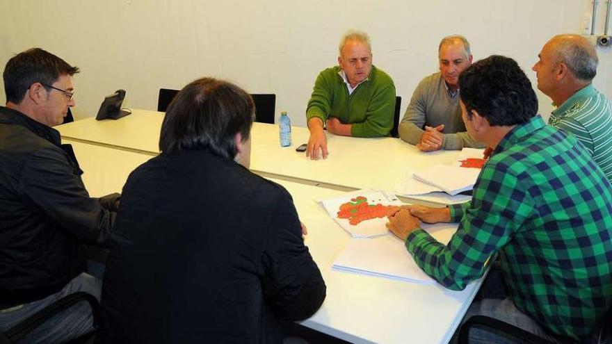 Casares y Hermida presidieron la reunión con Bello, Santalla, Pichel y Fernández. // Bernabé/Javier Lalín