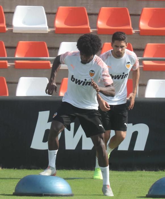 Anil Murthy, atento al entrenamiento del Valencia