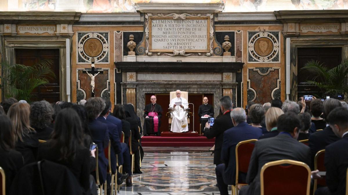 El papa León XIV dirige una oración en la Ciudad del Vaticano, este viernes.