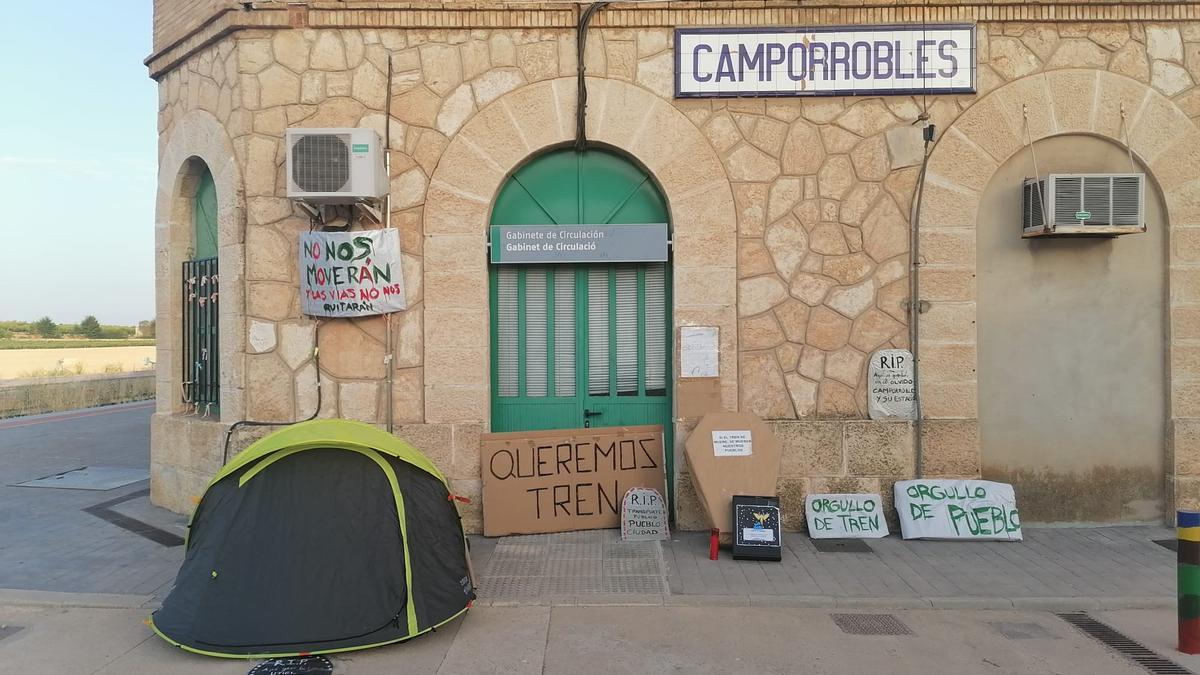 Protesta en la estación de tren de Camporrobles.