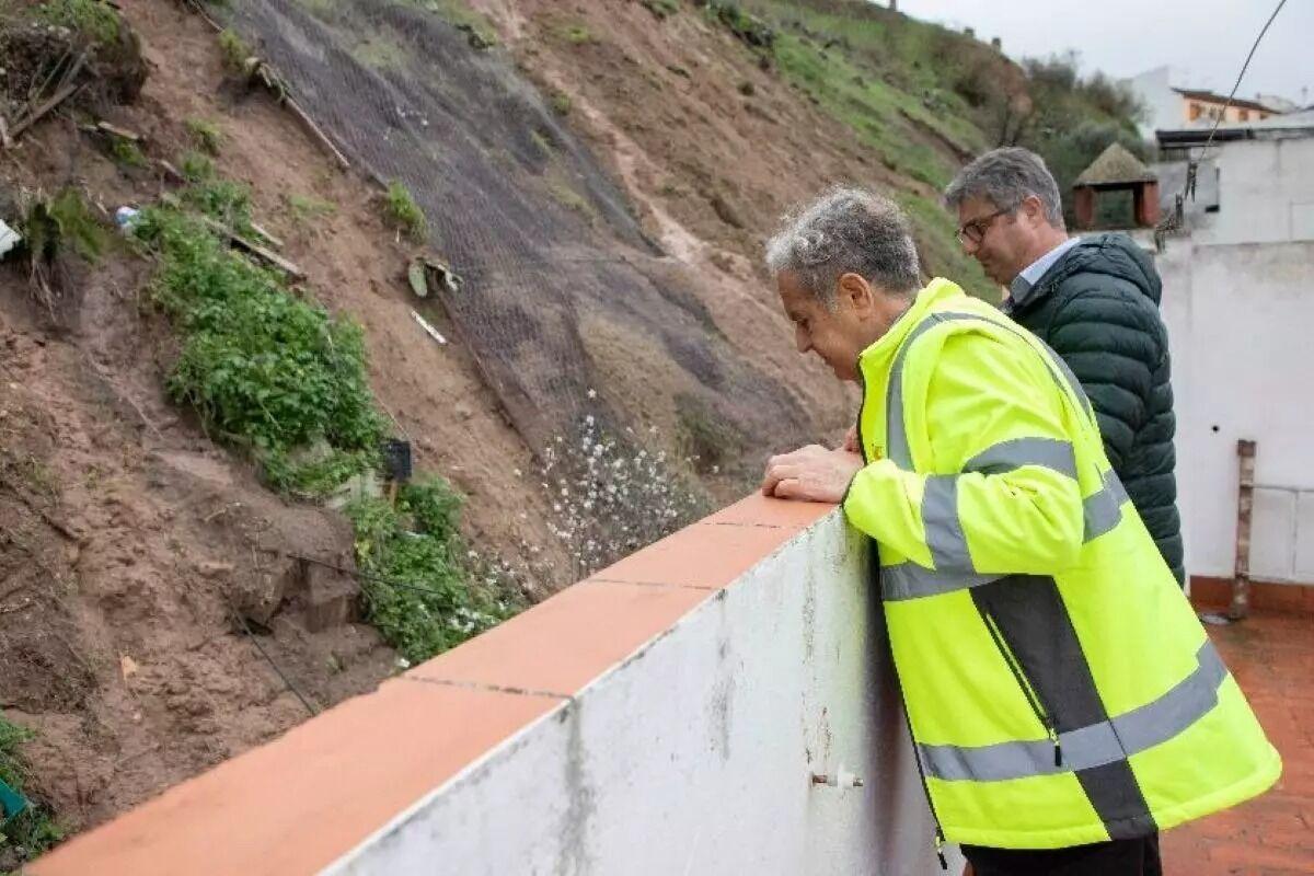 Salvador Fuentes y Sergio Velasco observan el derrumbe en el Cerro de los Poetas de Puente Genil, el pasado febrero.