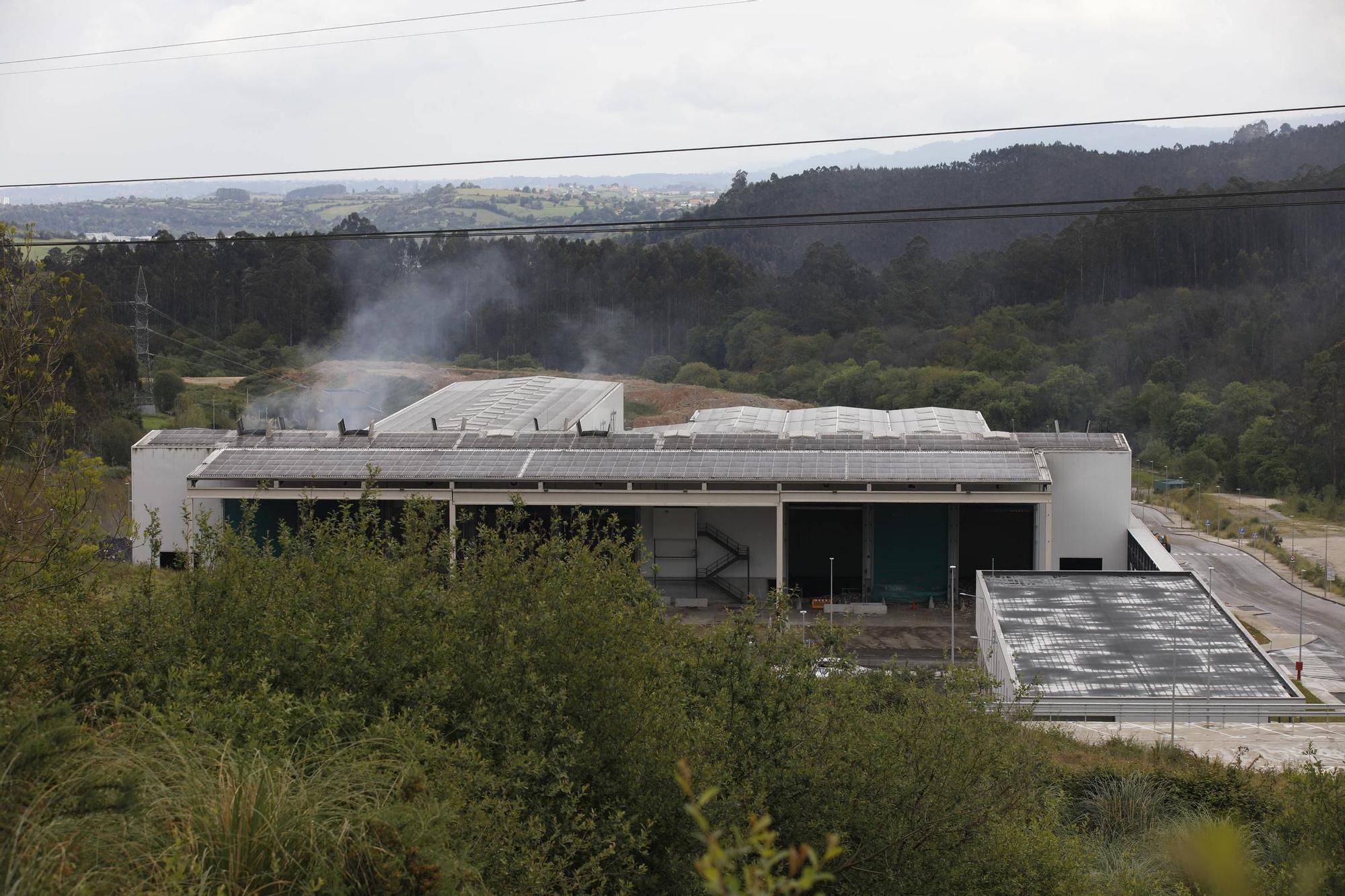 Así fue el espectacular incendio en una planta de Cogersa en Gijón (en imágenes)