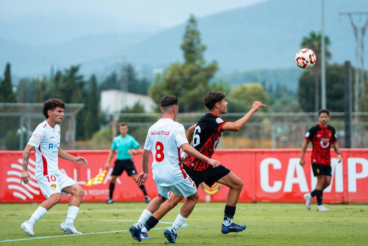 Mallorca B-Terrassa. Cesc intenta controlar un balón ante la presión de Gallastegi