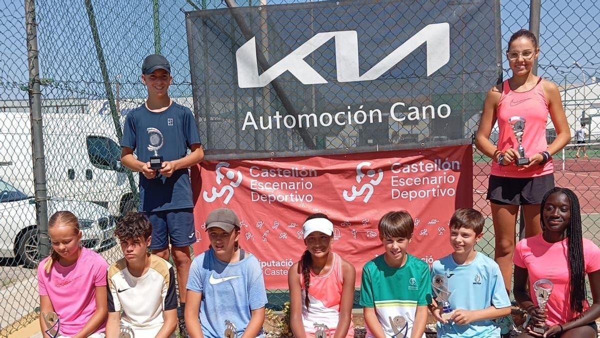 Algunos de los campeones y finalistas en el Club de Tenis Almassora.