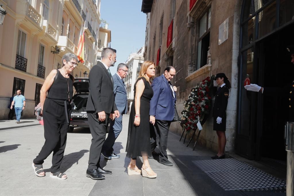 Autoridades políticas y sociales reciben el féretro de Grisolía en el Palau de la Generalitat