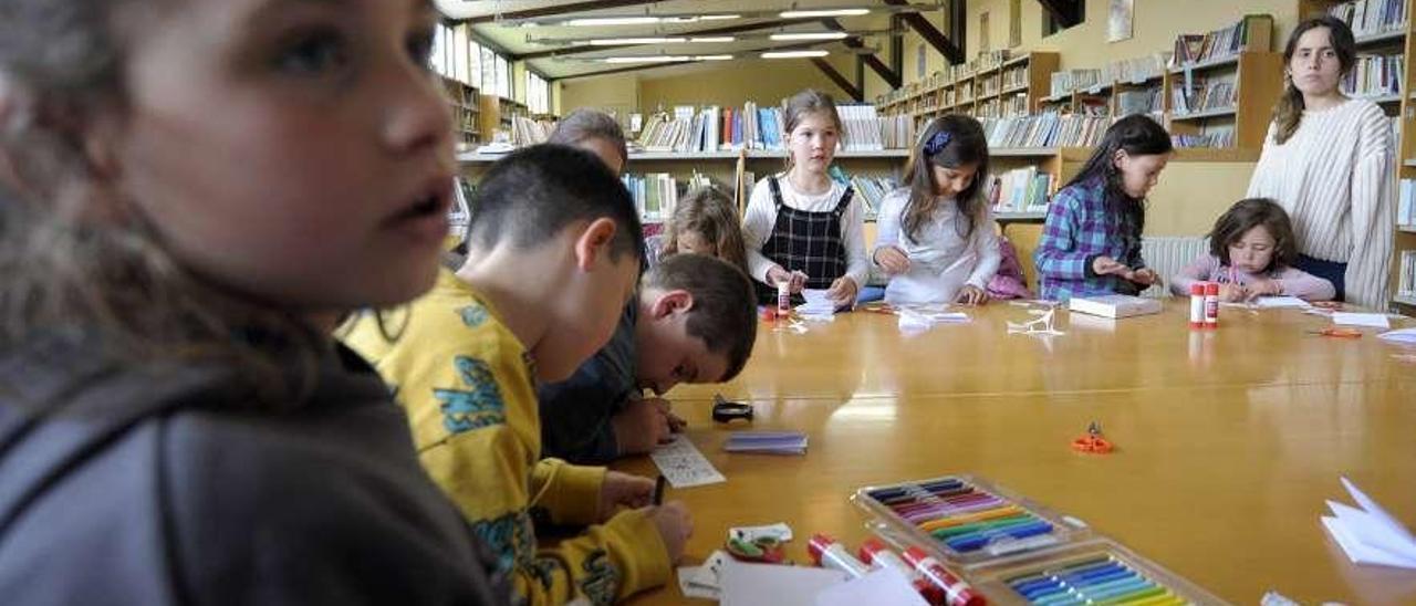 Los niños asistentes al taller de minilibros, ayer, en la biblioteca de Silleda. // Bernabé/Javier Lalín