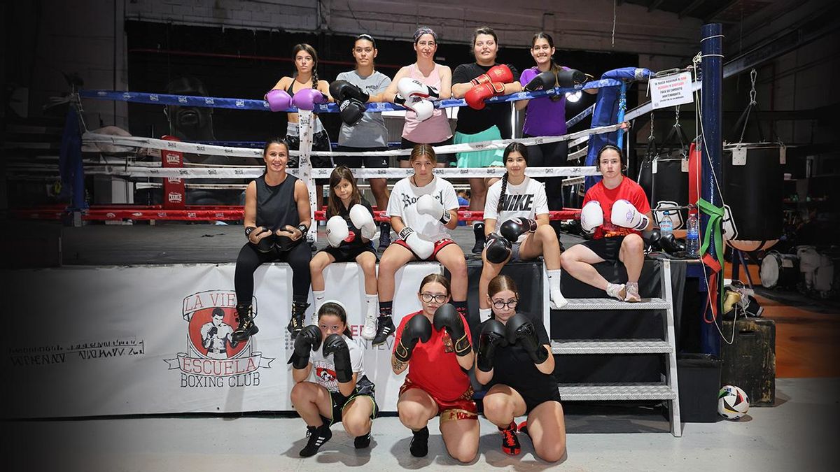 Vigo, La vieja Escuela. Mujeres y niñas que participarán en una velada femenina de boxeo.