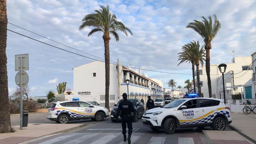 Control de la Policía Local de Formentera en el acceso al puerto de la Savina, en una imagen de archivo. | C. F.