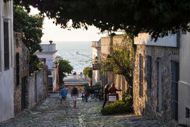 Colonia del Sacramento, separada de Buenos Aires por el Río de la Plata, es famosa por su barrio histórico de calles adoquinadas