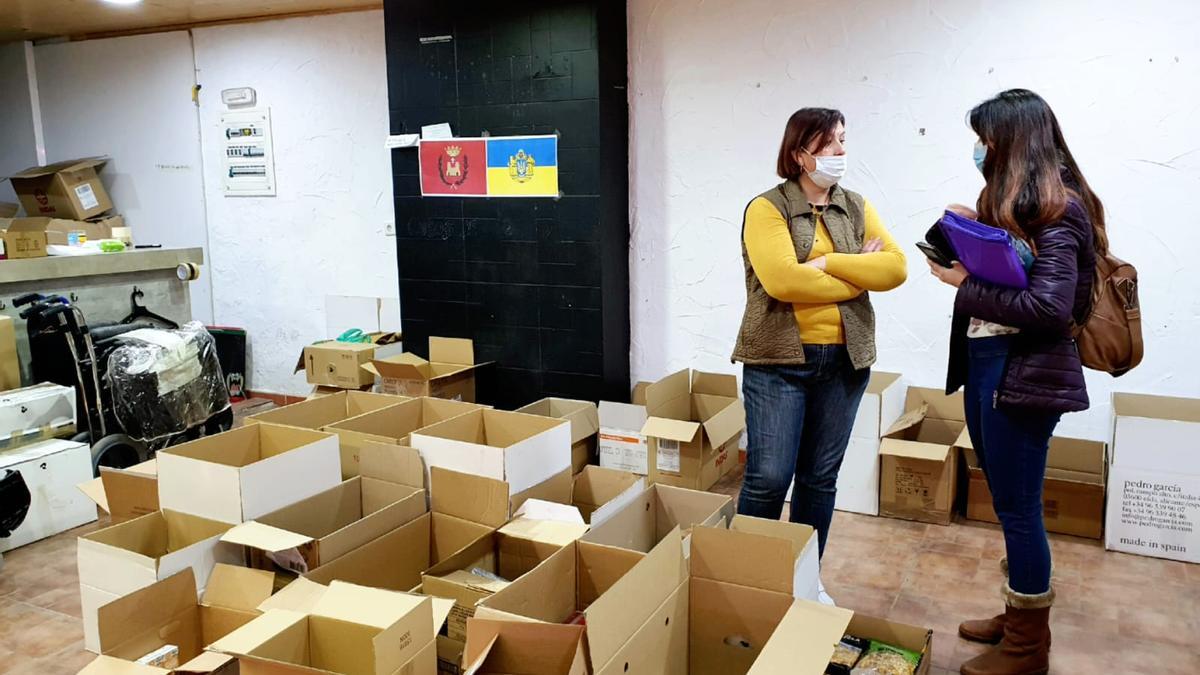 La concejala Alba García en el almacén de recogida de ayuda humanitaria.