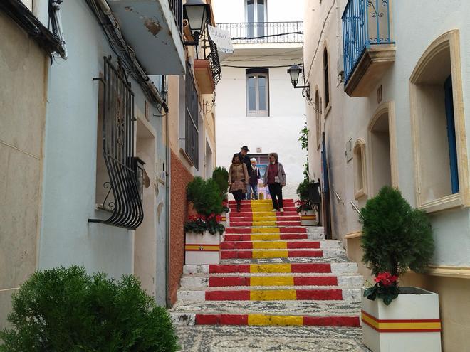 La calle rojigualda de Calp: más que bandera