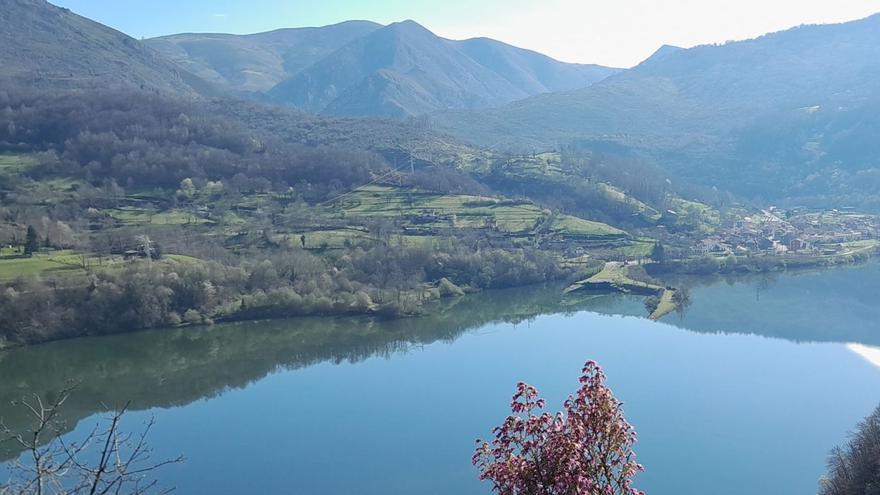 El embalse de Rioseco, los terrenos que ocupará el parque se encuentran desde el espigón, hacia la izquierda de la imagen, a la entrada del pueblo. |L. M. D