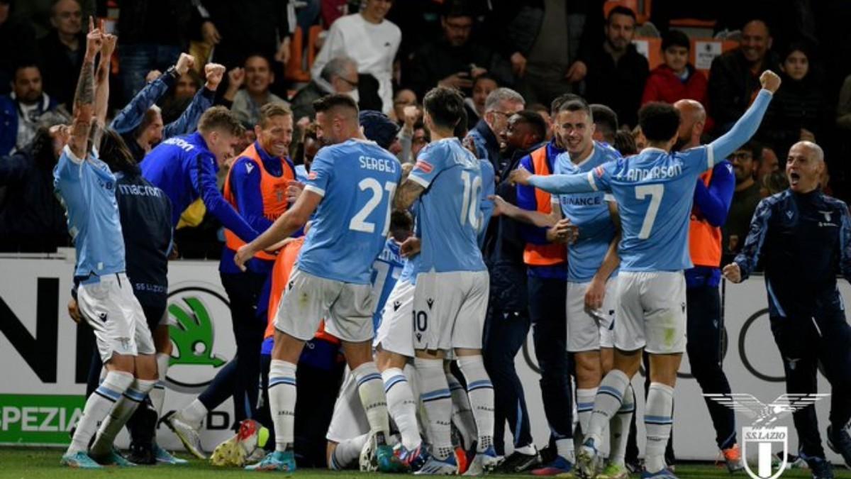 Jugadores del Lazio celebrando el polémico gol