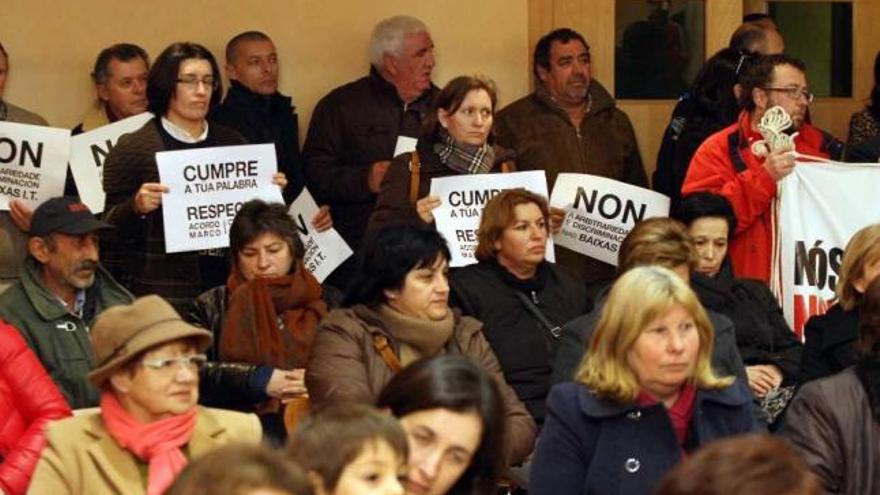 Los empleados municipales, al fondo, durante el último pleno de Vilagarcía, el 25 de febrero.  // J. L. Oubiña