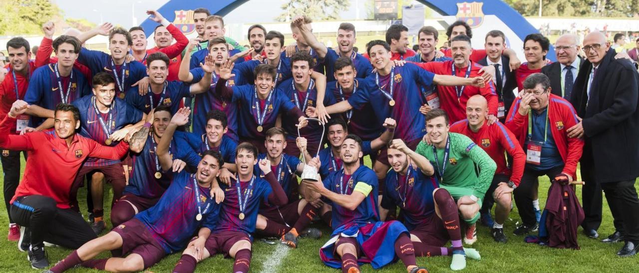 Guillem Jaime, capitán del División de Honor del Barça, posa con el título de la Youth League en Nyon, en abril de 2018. Detrás -derecha-, el técnico García Pimienta. | | LP/DLP
