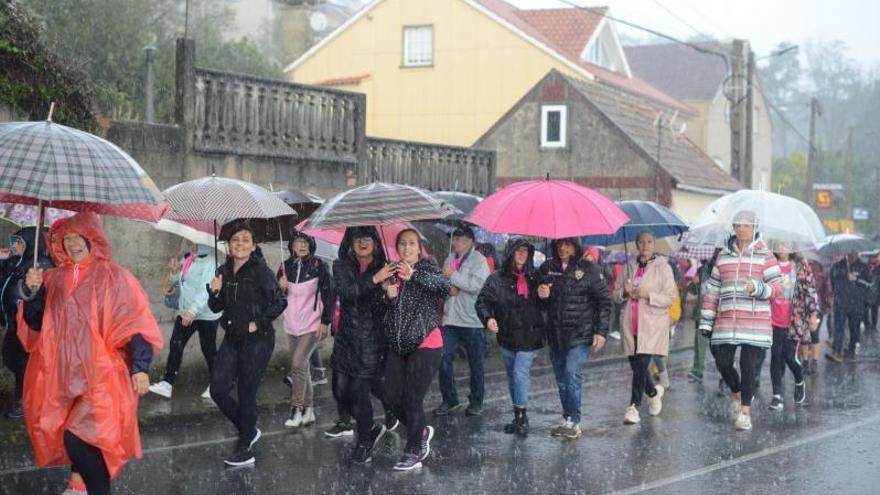 Medio millar de personas desafían al temporal y tiñen de rosa la comarca contra el cáncer de mama