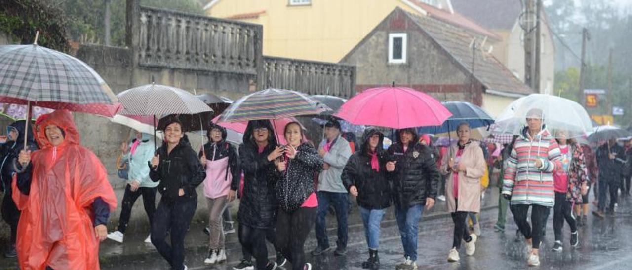 Alrededor de 300 personas partieron de Moaña desafiando al aguacero para solidarizarse en la lucha contra la enfermedad.   | G.NÚÑEZ