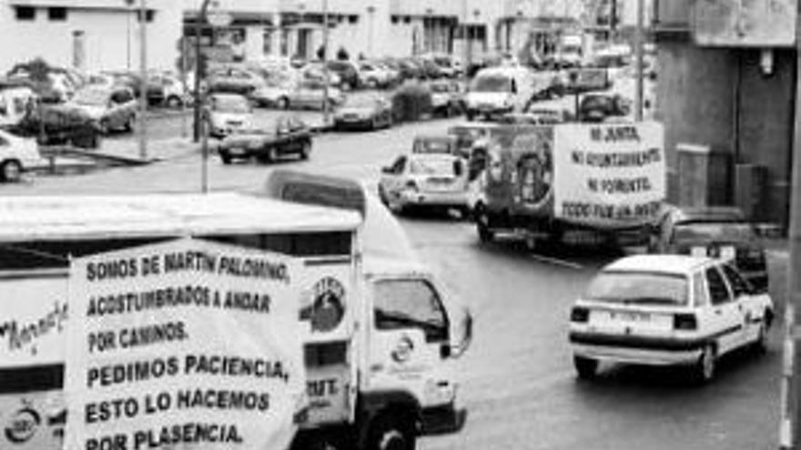 Los empresarios placentinos de Martín Palomino se manifiestan con una caravana de coches