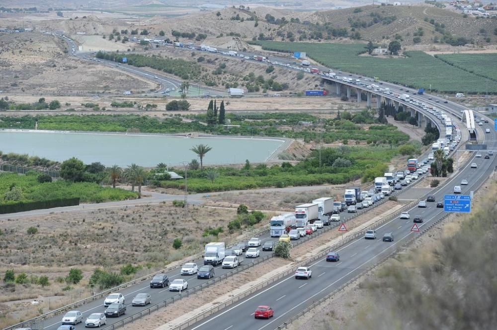 Atascos kilométricos tras el accidente de una furgoneta en la A7