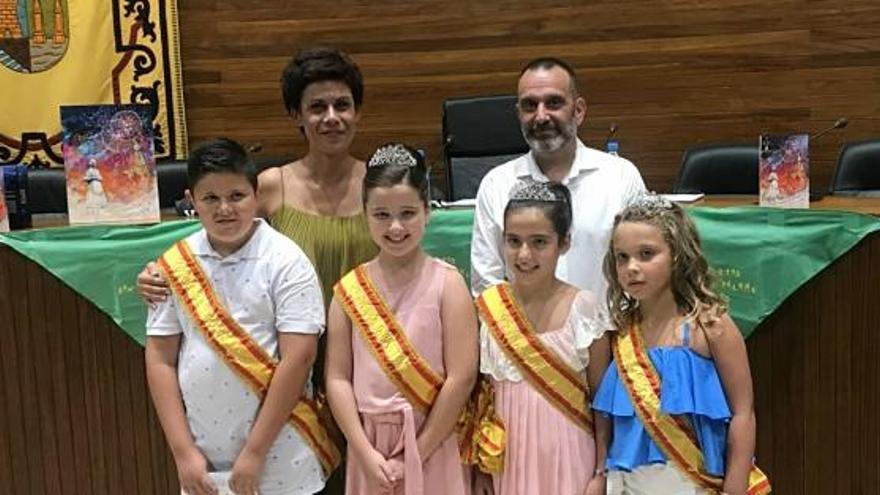 La alcaldesa, Mari Carmen Morales y el concejal de Festejos, Francisco Antonio Navarro con el rey y las reinas infantiles