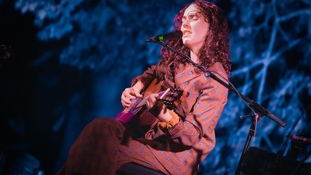 Núria Graham actuant a la tercera edició del Recòndit a Sant Vicenç de Camós.