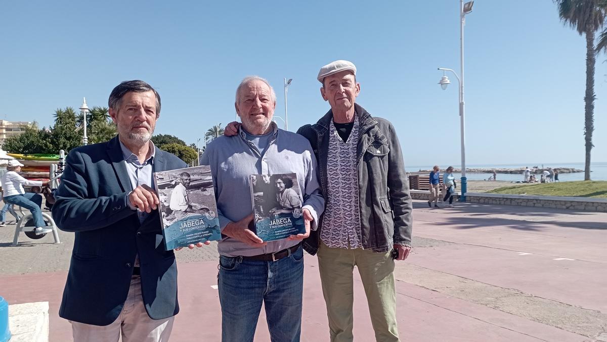 Pablo Portillo (izq.), José Antonio Mellado y Ramón Crespo, con la nueva edición, en las playas de El Palo.