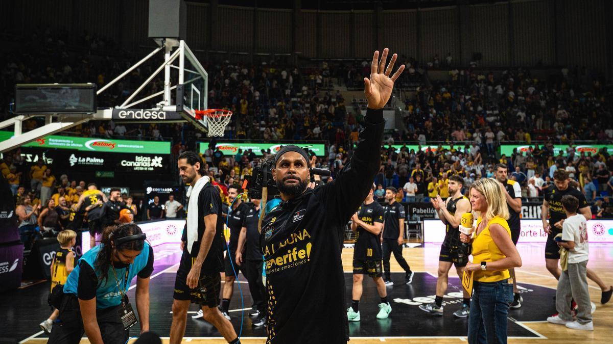 Patty Mills se despide de la afición canarista tras su último partido de semifinales.