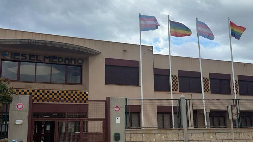 Banderas LGTBI ondean en el IES El Médano de Granadilla de Abona.