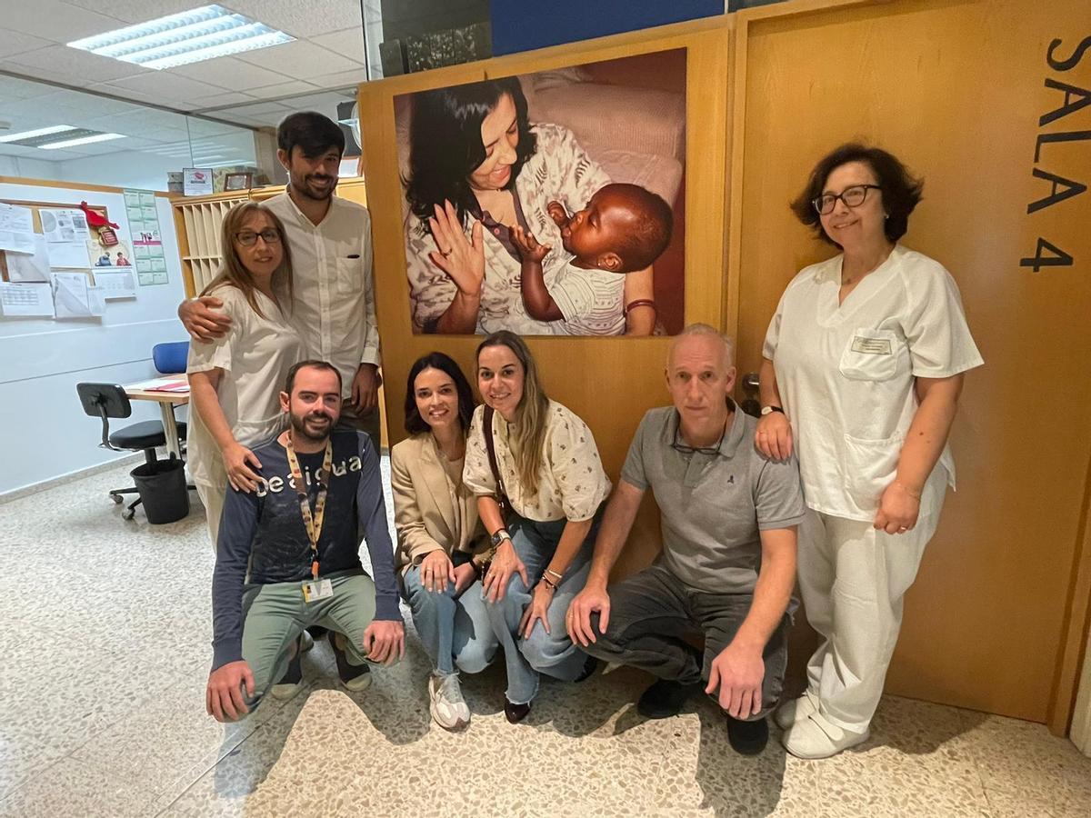 Integrantes del equipo de Cardiología pediátrica del Chuac, con el doctor Fernando Rueda a la cabeza, posan delante de una fotografía de Carmen Castaño, coordinadora y &quot;alma&quot; de Viaje hacia la vida (fallecido a principios de de 2023), con la pequeña Soglito, operada en el Materno gracias a ese proyecto.