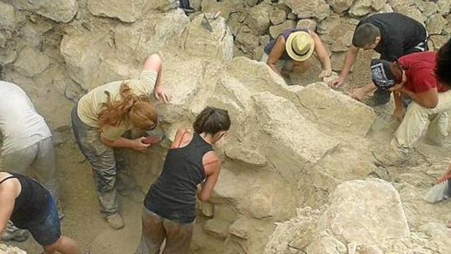 Excavació al jaciment de Castellvell a Olius