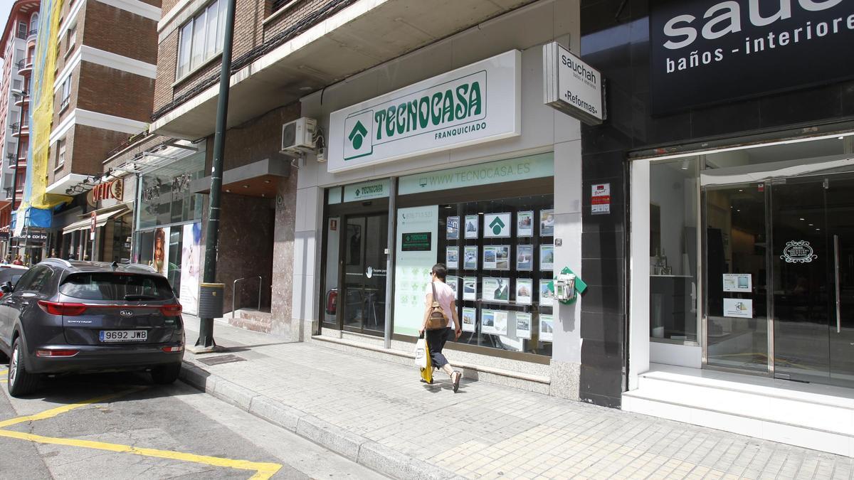 Imagen de archivo de un establecimiento de Tecnocasa en Zaragoza. | EL PERIÓDICO