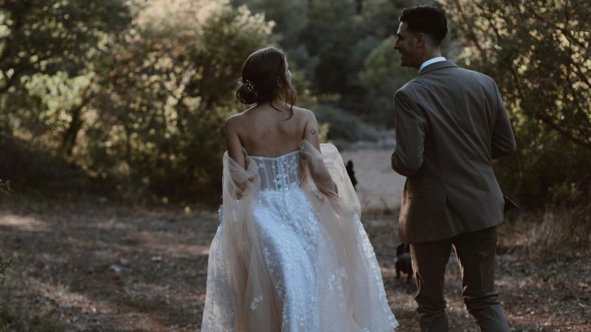 La boda casera que ha enganchado a todo TikTok: dos vestidos de novia, decoración ‘low cost’... ¡y todo hecho a mano en 3 meses!