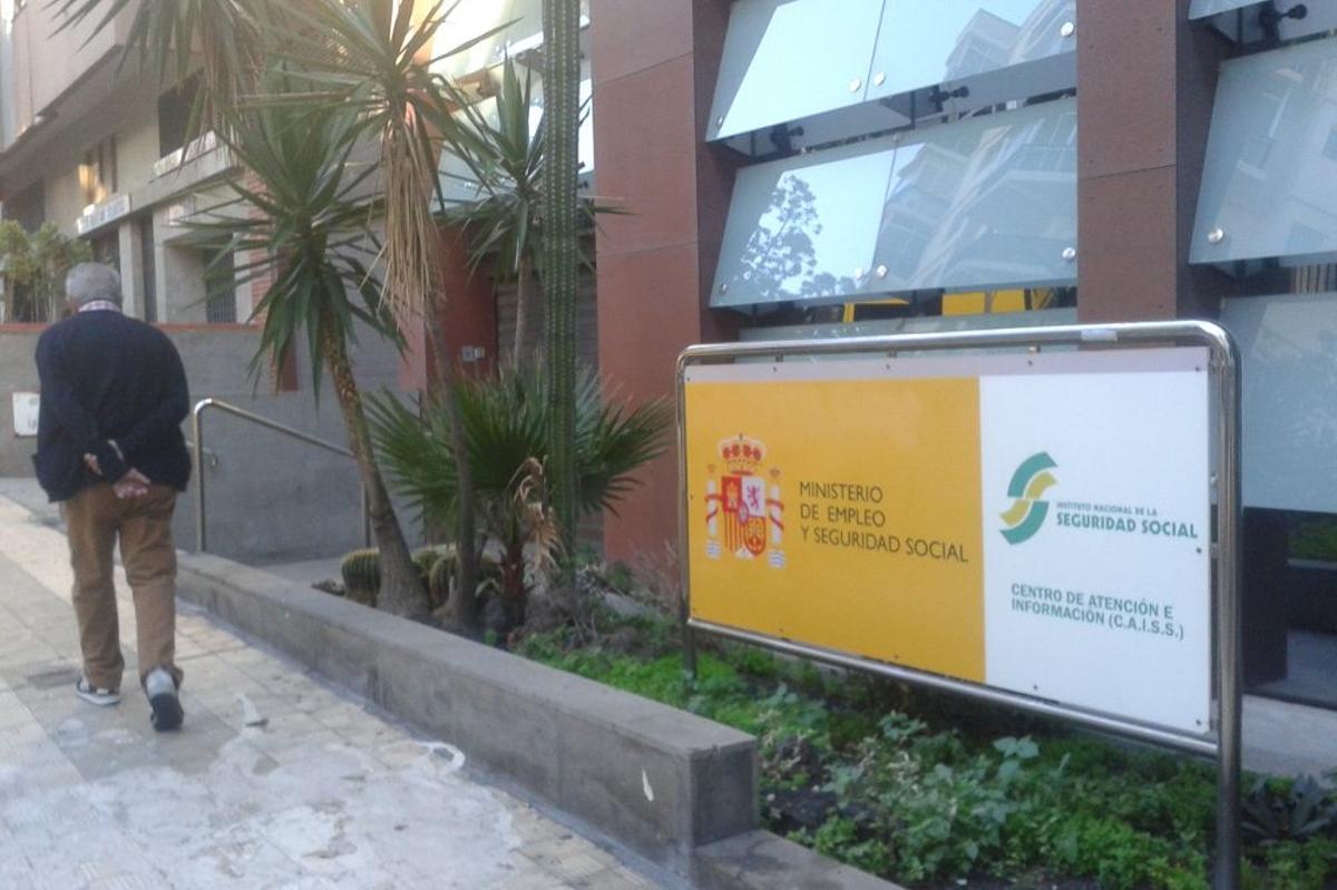 Exterior de la oficina de la Seguridad Social en Santa Cruz de Tenerife.