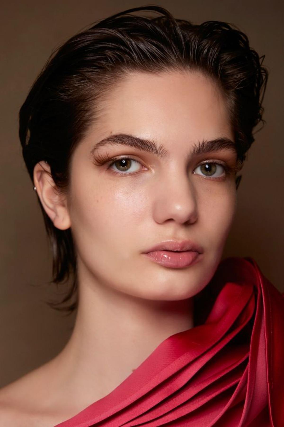 Modelo de Elie Saab con pelo corto