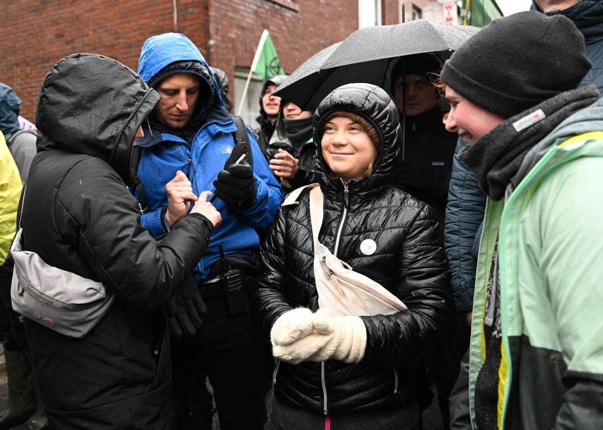 Greta Thunberg s'afegeix a la concentració contra el desallotjament d'un poble miner a Alemanya