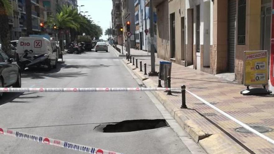 Susto en Cullera por un socavón en la calle de la Bega