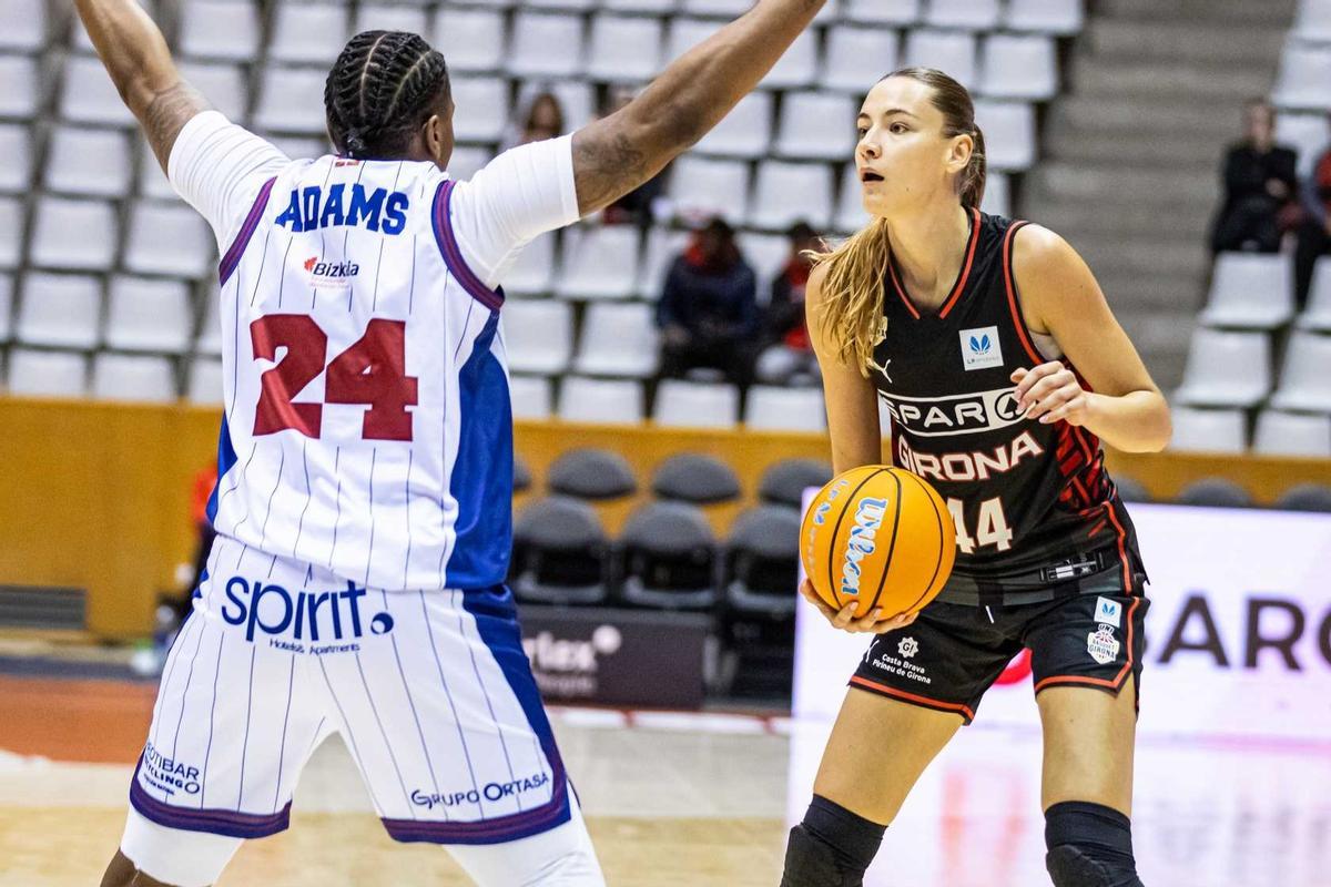 Axelle Merceron pudo debutar con el Spar Girona y aportó 10 puntos en 12 minutos de juego