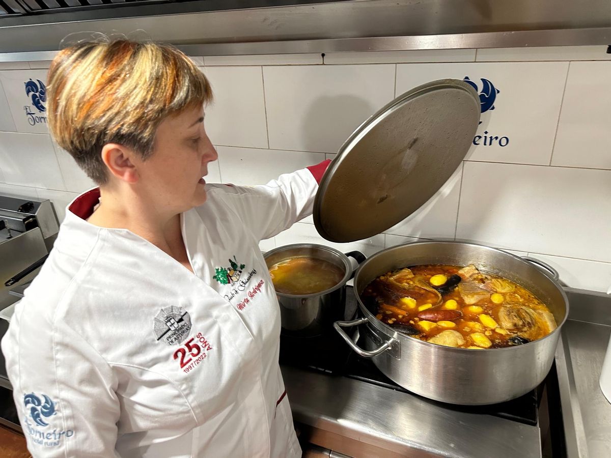 La guisandera de Villayón, en los fogones.